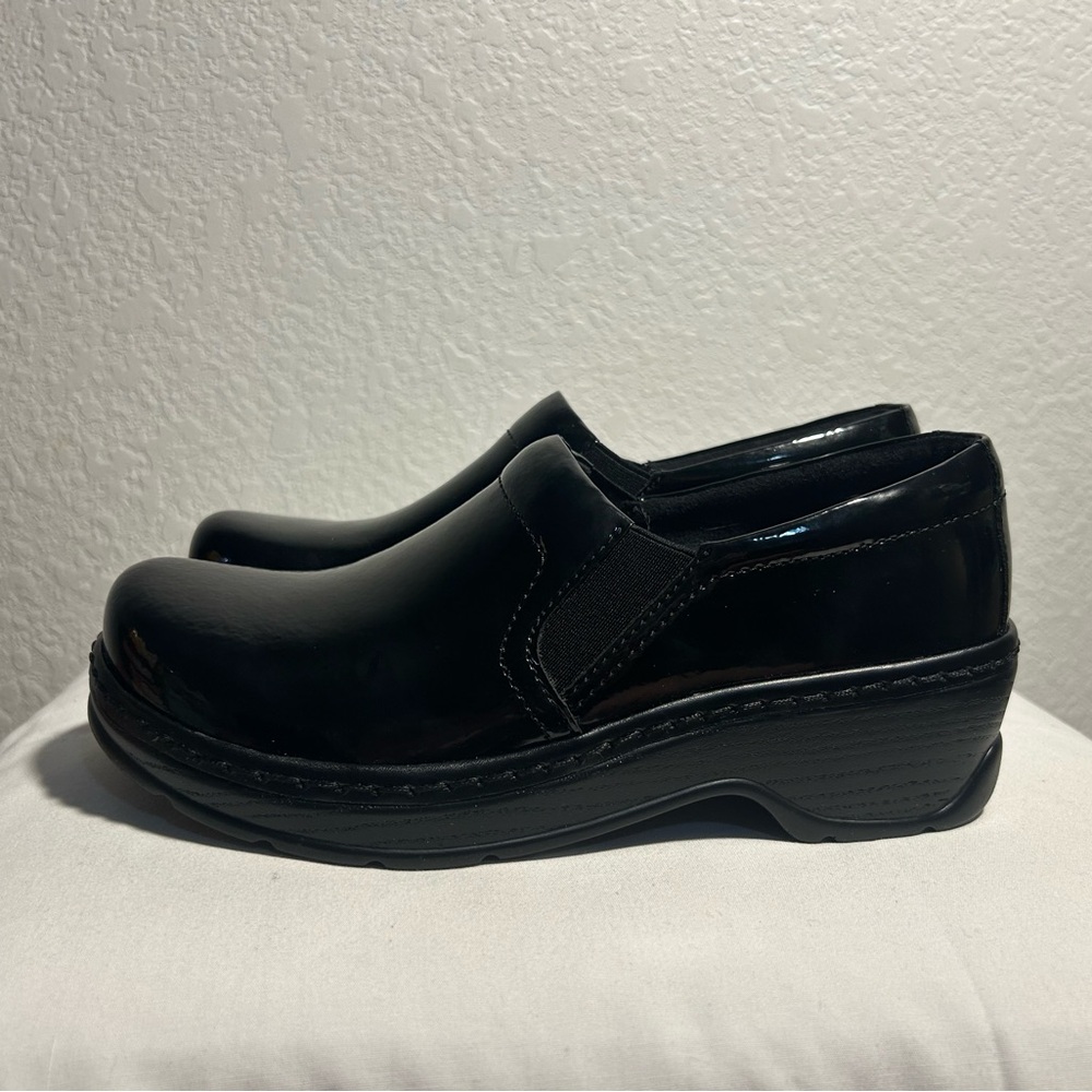 Women’s Sizes 8 and 8.5 KLOGS “Naples” clogs in patent leather